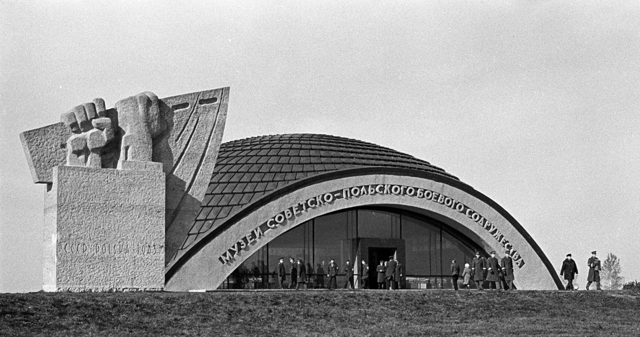 Mauzoleum polsko-radzieckiego braterstwa broni w miejscu bitwy pod Lenino, 1979 /Witold Kuliński /Agencja FORUM