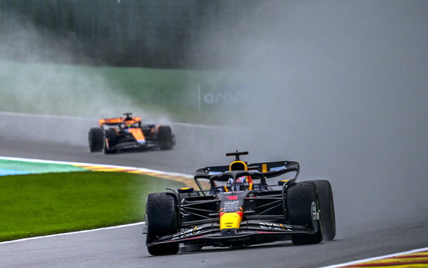 Max Verstappen na czele /CHRISTIAN BRUNA /PAP/EPA