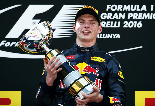 Max Verstappen odniósł w Barcelonie pierwsze zwycięstwo w karierze i stał się najmłodszym triumfatorem wyścigu Formuły 1 w historii /ANDREU DALMAU /PAP/EPA