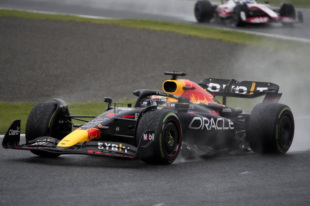 Max Verstappen podczas deszczowego Grand Prix Japonii /FRANCK ROBICHON /PAP/EPA