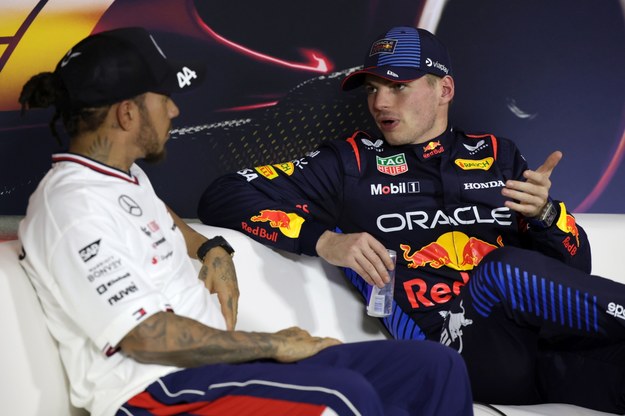 Max Verstappen (z prawej) i Lewis Hamilton /ANDRES MARTINEZ CASARES /PAP/EPA