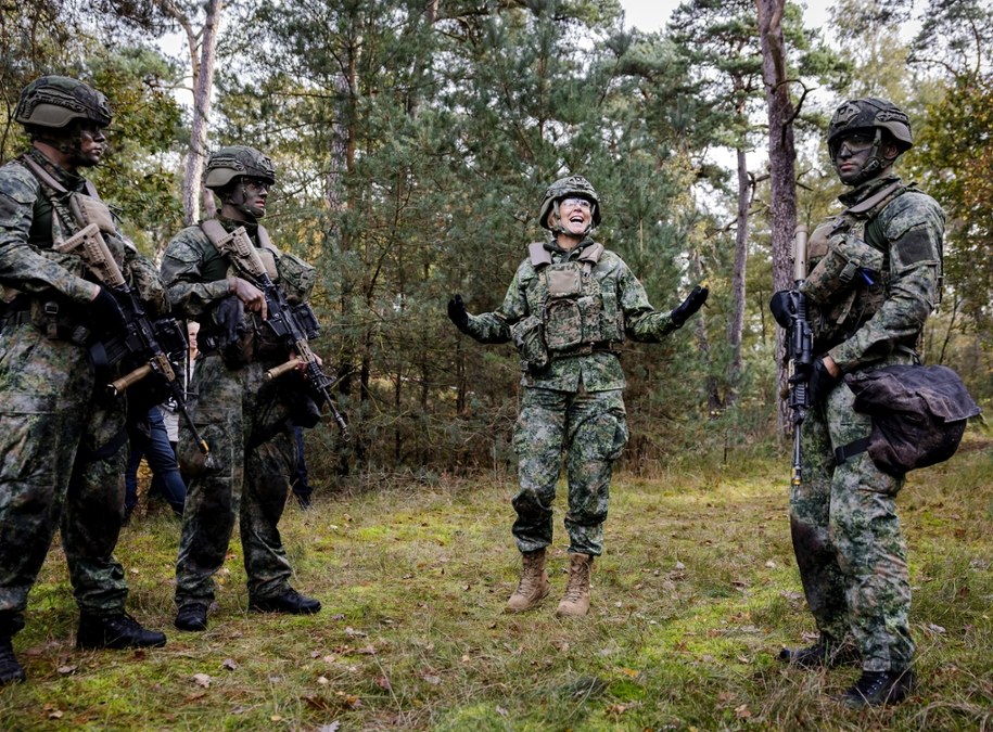 Máxima w wojskowym mundurze i farbie maskującej /Sem van der Wal /PAP/EPA