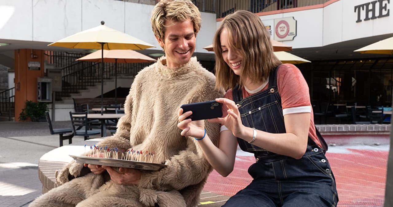 Maya Hawke i Andrew Garfield w filmie "Król Internetu" /materiały prasowe