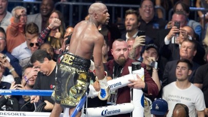 Mayweather pokonał McGregora. "Stoczyłem ostatnią walkę"