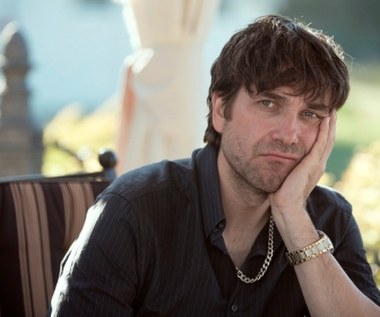 Mąż Kasi (Marcin Dorociński) to życiowy nieudacznik, który bezskutecznie poszukuje pracy.