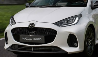 Mazda 2 po liftingu szeroko się uśmiecha. Już nie pomylisz jej z Yarisem