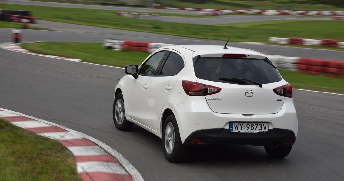 Mazda 2 z lekkością i bez nadmiernych przechyłów pokonuje ostre zakręty. /Motor