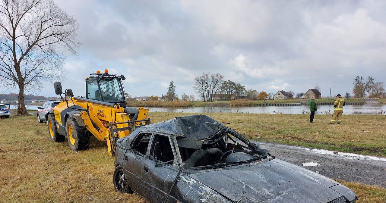 Mazda 323 wyłowiona z Odry w Naroku (Opolskie). /KM PSP Opole /INTERIA.PL