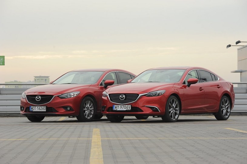 Mazda 6 przed i po liftingu. Wbrew pozorom, zmiany są wyraźne. Nowe jest oświetlenie, grill z chromowaną listwą oraz zderzaki. W dwóch wyższych wersjach wyposażenia zastosowano w pełni diodowe reflektory, które automatycznie dostosowują wiązkę światła do sytuacji drogowej. /Motor