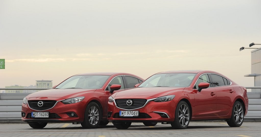 Mazda 6 przed i po liftingu. Wbrew pozorom, zmiany są wyraźne. Nowe jest oświetlenie, grill z chromowaną listwą oraz zderzaki. W dwóch wyższych wersjach wyposażenia zastosowano w pełni diodowe reflektory, które automatycznie dostosowują wiązkę światła do sytuacji drogowej. /Motor