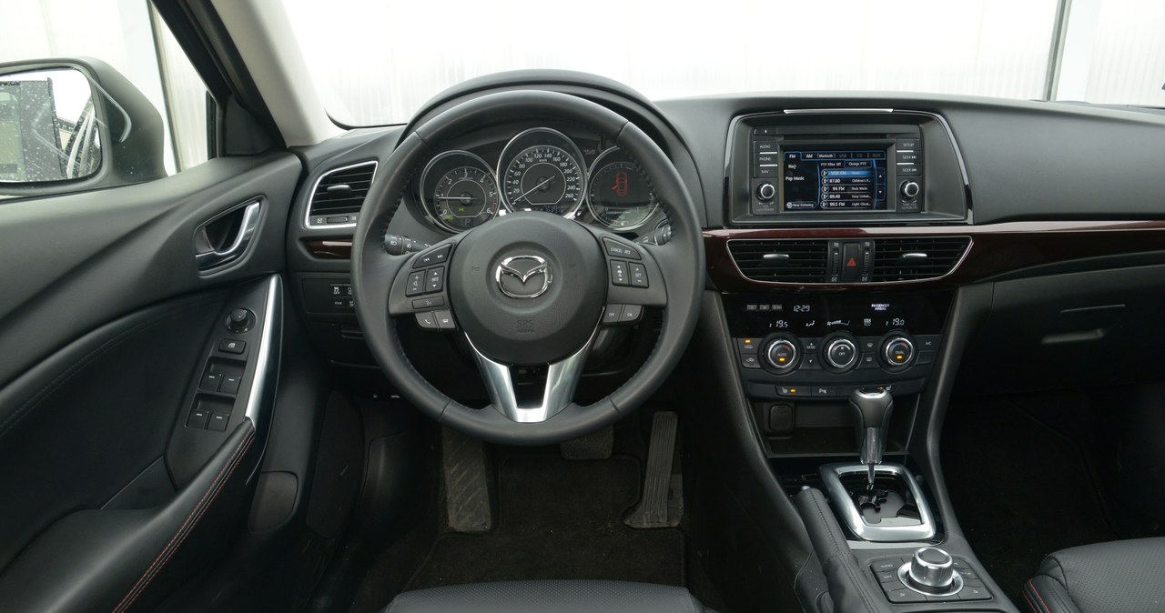 Mazda 6 Sport Kombi 2.2 D 6AT SkyPassion: przyjemne wnętrze z materiałów dobrej jakości. Obsługa nie nastręcza problemów, ale brakuje np. wskaźnika temperatury cieczy chłodzącej i przycisku ryglowania drzwi. /Motor