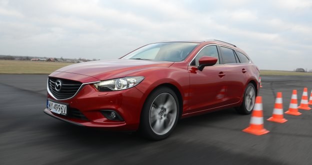 Mazda 6 w wersji kombi jest mniejsza od sedana (krótsza o 6,5 cm, rozstaw osi mniejszy aż o 8 cm). Gdyby było inaczej, nie wyglądałaby tak dobrze. /Motor