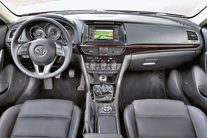 Mazda 6: zegary umieszczone w osobnych tubach. Dobra jakość materiałów i bardzo prosta obsługa. Brakuje wskaźnika temperatury cieczy chłodzącej i przycisku ryglowania drzwi. Małe kieszenie w drzwiach. /Motor