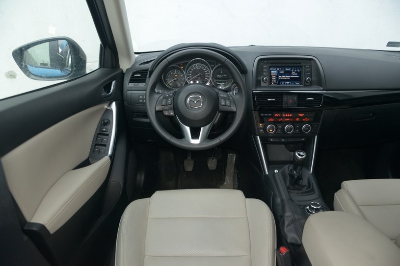 Mazda CX-5 2.0 SkyActiv-G SkyPassion: za kierownicą CX-5 siedzi się niżej niż w Foresterze – pozycja bardziej przypomina tą w zwykłym aucie osobowym niż w SUV-ie. Jakość plastików jest na dobrym poziomie. /Motor