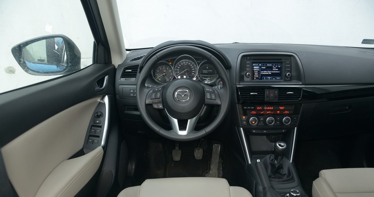 Mazda CX-5 2.0 SkyActiv-G SkyPassion: za kierownicą CX-5 siedzi się niżej niż w Foresterze – pozycja bardziej przypomina tą w zwykłym aucie osobowym niż w SUV-ie. Jakość plastików jest na dobrym poziomie. /Motor