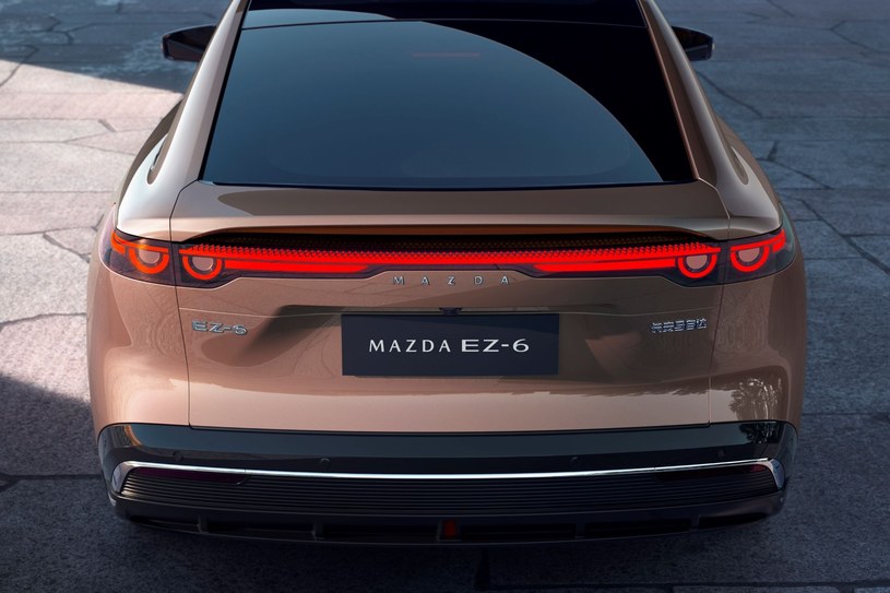 Mazda EZ-6 dostępna będzie jako elektryk lub hybryda plug-in. /materiały prasowe