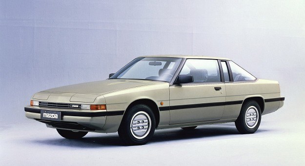 Mazda ma ciekawą historię modeli z wyższych klas. Poza serią Luce/929/Sentia/Serenia, praktycznie nieobecną w Europie, w Japonii krótko oferowano limuzynę Roadpacer spokrewnioną z australijskim Holdenem i zaopatrzoną w silnik Wankla (1975-1977), oraz luksusowe coupe Eunos Cosmo, również zasilane jednostką z wirującym tłokiem (1990-1996). Mazda 929 występowała nie tylko jako limuzyna, ale okresowo również jako kombi i coupe. Na zdjęciu: 929 Coupe z lat 1981-1986... /Mazda