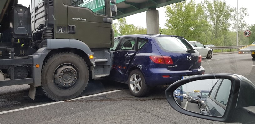 Mazdą pod wojskową ciężarówkę /INTERIA.PL