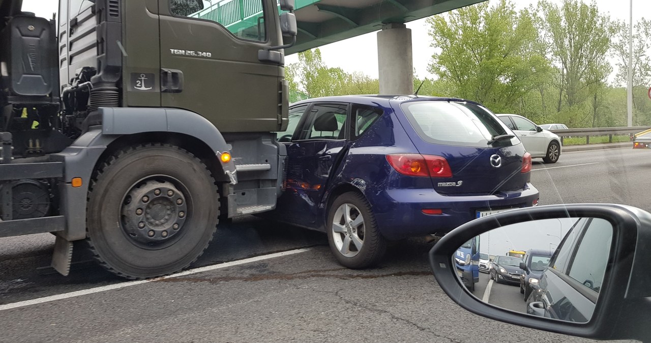 Mazdą pod wojskową ciężarówkę /INTERIA.PL