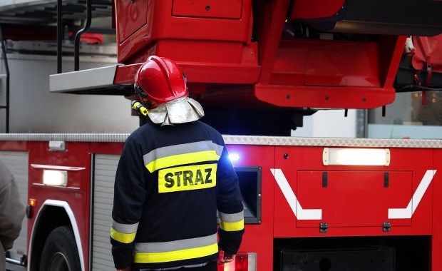 Mazowieckie: Pożar stolarni. Akcję gaśniczą utrudniają chemikalia