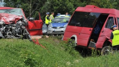 Mazowieckie: Zderzenie busa i osobówki, 11 osób rannych