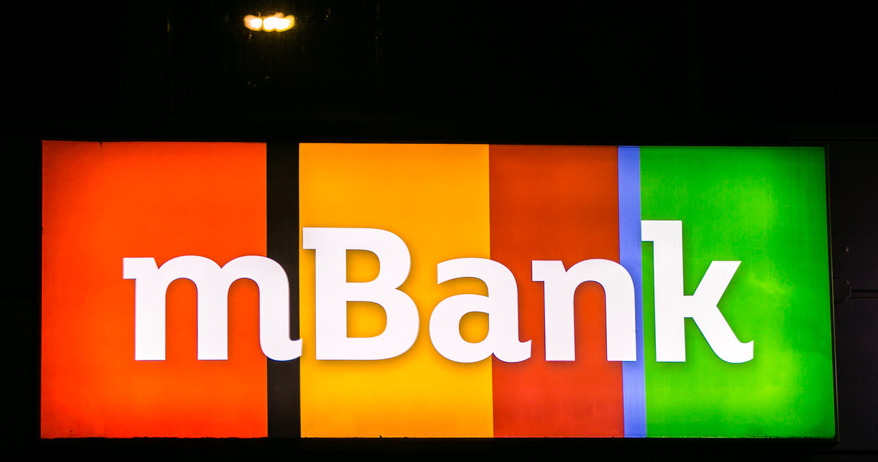 mBank szacuje, że z powodu wakacji kredytowych straci 1,4 mld zł. /KAROL SEREWIS /Getty Images