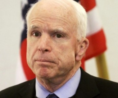 McCain: Dekret w sprawie migracji niejasny, budzi wątpliwości