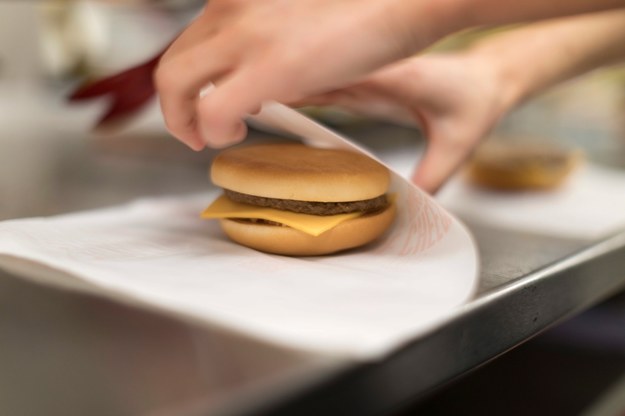 McDonald's rozszerzyła program pilotażowy serwowania w swych produktach świeżej wołowiny zamiast mrożonej (na zdjęciu ilustracyjnym: jeden z burgerów amerykańskiej sieci fast-food) /GAETAN BALLY/Keystone /PAP