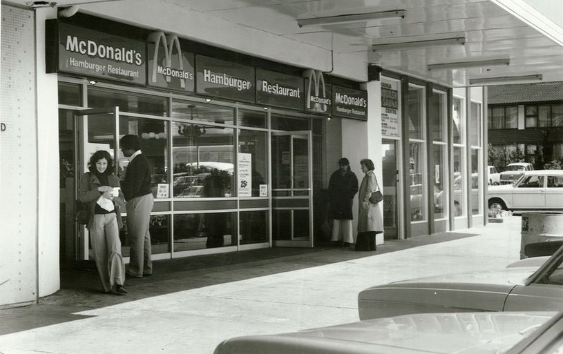 McDonald's to dziś marka globalna. Lokal w Nowej Zelandii, rok 1976 /Wikimedia Commons /materiały prasowe
