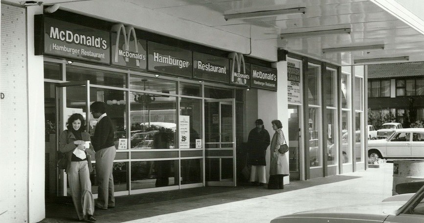 McDonald's to dziś marka globalna. Lokal w Nowej Zelandii, rok 1976 /Wikimedia Commons /materiały prasowe