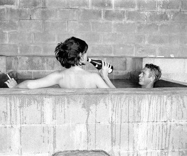 McGraw była drugą żoną McQueena. Pierwszą - tancerkę Neile Adams - regularnie zdradzał, nie kryjąc się przy tym. Gdy po 15 latach upokarzającego związku Adams w końcu też wdała się w romans, aktor przystawił jej do głowy odbezpieczony pistolet. Nie strzelił, ale pobił ją do krwi i zażądał rozwodu. 

Niecały rok przed śmiercią, tuż po tym, gdy dowiedział się od lekarzy o raku płuc -  po raz trzeci wziął ślub. "Dużo wcześniej obiecał mi, że pewnego dnia się pobierzemy - wspominała ostatnia małżonka gwiazdora, Barbara Minty. - I teraz poprosił mnie o rękę. (..). 'Masz. Jesteś zadowolona?' - zapytał z zakłopotaniem, gdy zakładał mi obrączkę na palec. Potem podszedł do lodówki i wziął sobie piwo".