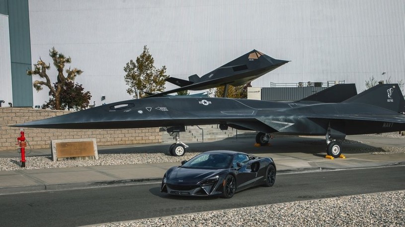 McLaren będzie projektował samochody z producentem myśliwców /materiały prasowe