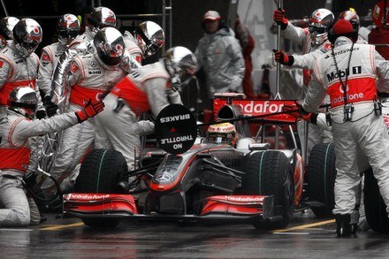 McLaren jako jedyny konsekwentnie jeździ z KERS /AFP