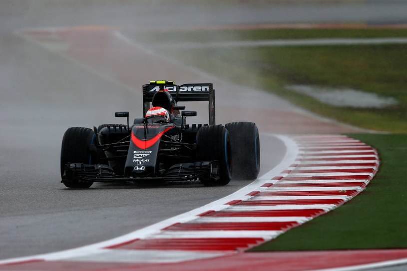McLaren nie jest zadowolony z silników Hondy. Jednak nie zgodził się na sprzedawanie ich Red Bullowi /AFP