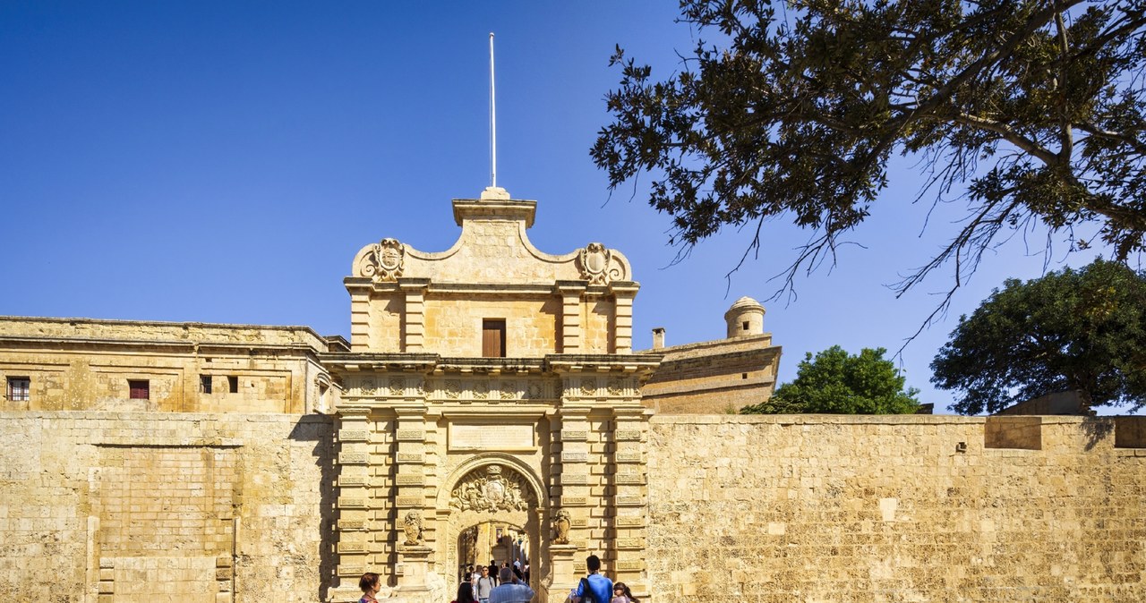 Mdina to średniowieczne miasto i dawna stolica Malty. Dzisiaj stanowi wyjątkową atrakcję turystyczną. /East News