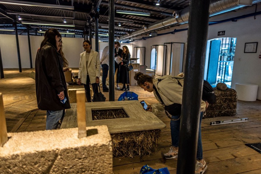 Meble z konopi - to wystawa "Re-Hemptation. Odkrywanie na nowo konopi na rzecz zrównoważonej przyszłości" /lodz.pl /Materiały prasowe