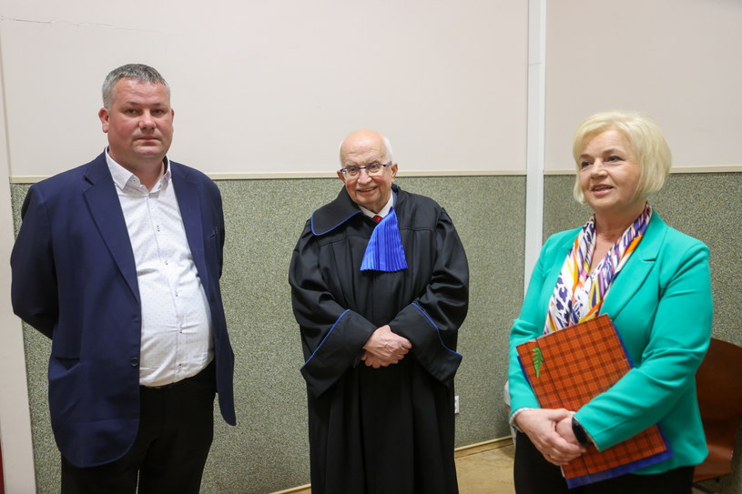 Mecenas Lech Obara, działaczka społeczna, senator niezależna Lidia Staroń i pokrzywdzony Radosław Zaremba przed salą rozpraw /Marian Zubrzycki /PAP
