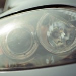 Mechanicy nie chcą, żebyś to wiedział. Prosty trik na matowe reflektory
