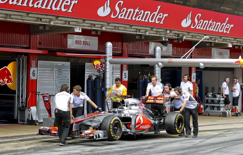 Mechanicy pchają  bolid Lewisa  Hamiltona /AFP