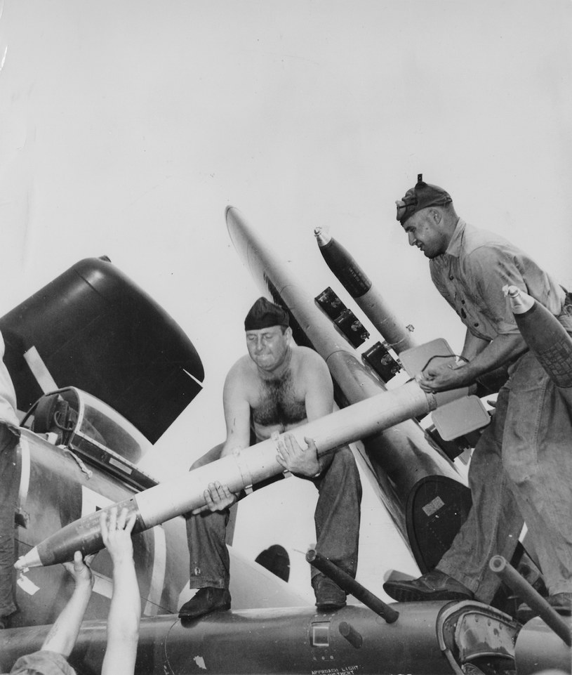 Mechanicy podczepiają rakiety pod skrzydła AD-4 Skyraider. /Getty Images/Flash Press Media