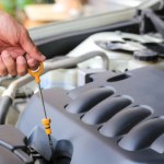 Mechanicy zdradzają. Zimą częściej sięgaj po bagnet oleju
