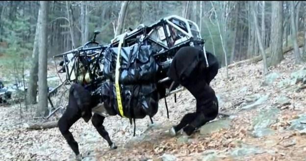 Mechaniczny muł do transportowania ciężkiego wyposażenia.    Fot. DARPA /materiały prasowe