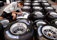 Mechanik McLarena sprawdza opony przed nadchodzącym weekendem GP