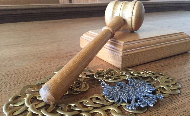 Mechanik spod Olsztyna - zamiast sprowadzać auta - kradł pieniądze