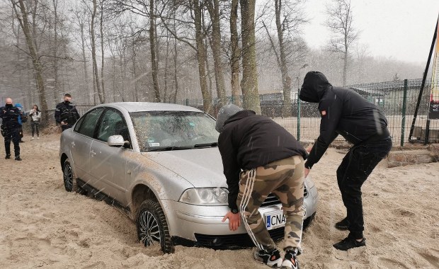Mechanik zabrał auto klientki. Zakopał się nim na plaży