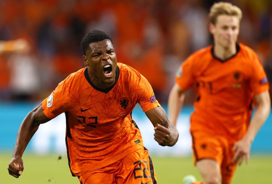 Mecz grupy C: Holandia - Ukraina. Na zdjęciu Denzel Dumfries. / 	KOEN VAN WEEL / POOL /PAP/EPA