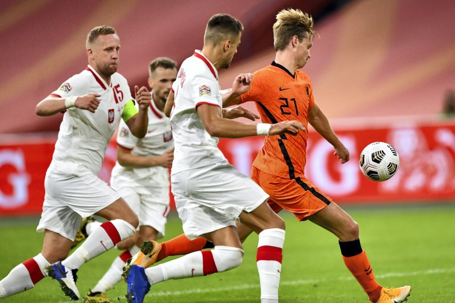 Mecz Holandia - Polska w pierwszej kolejce drugiej edycji Ligi Narodów. Na zdjęciu: Kamil Glik, Tomasz Kędziora i Jan Bednarek oraz Holender Frenkie de Jong /Piotr Nowak /PAP
