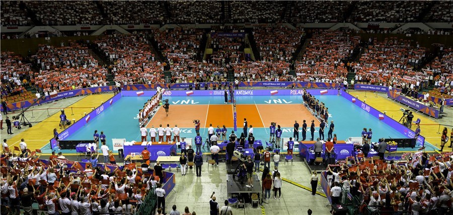 Mecz Polaków z Amerykanami zgromadził tysiące kibiców /fivb /