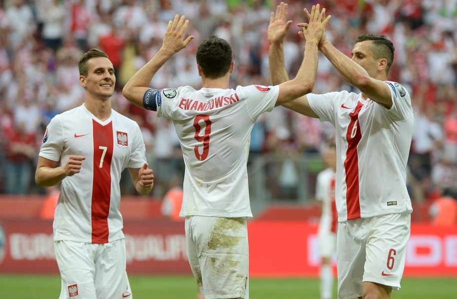 Mecz Polska - Gruzja w eliminacjach Euro 2016 (rozegrany 13 czerwca). Na zdjęciu strzelec drugiej bramki dla reprezentacji Polski Robert Lewandowski przyjmuje gratulacje od Arkadiusza Milika (po lewej) i Tomasza Jodłowca (po prawej) /Bartłomiej Zborowski /PAP