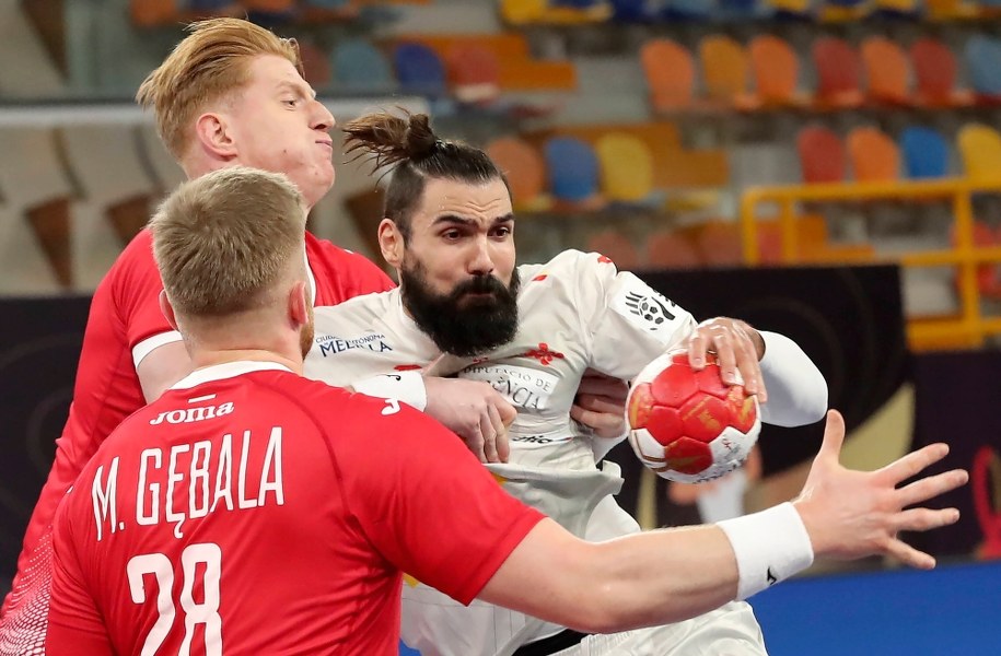 Mecz Polska-Hiszpania w Kairze. W akcji Tomasz Gębala i Jorge Maqueda /KHALED ELFIQI   /PAP/EPA
